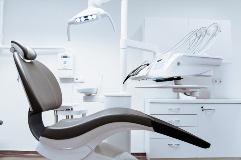 sillón de dentista representando el marketing para clínicas dentales