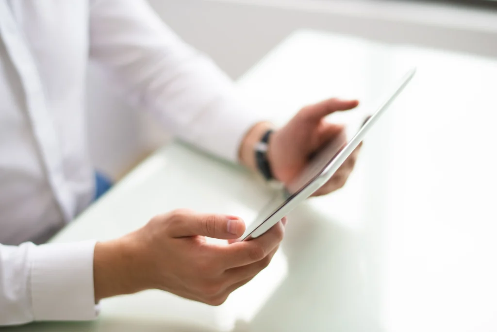 Equipo de una clínica gestionando agenda y facturación desde el software de gestión clínica Docfav en ordenador y móvil