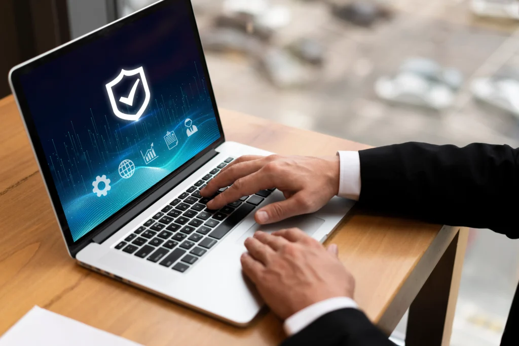 Persona trabajando en laptop con seguridad informática activa.