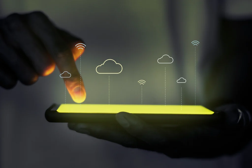 Mano interactuando con nube de almacenamiento en smartphone.