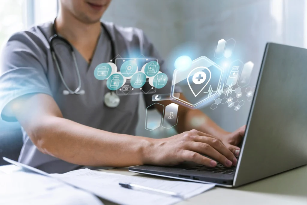 Médico usando laptop con iconos de tecnología médica.