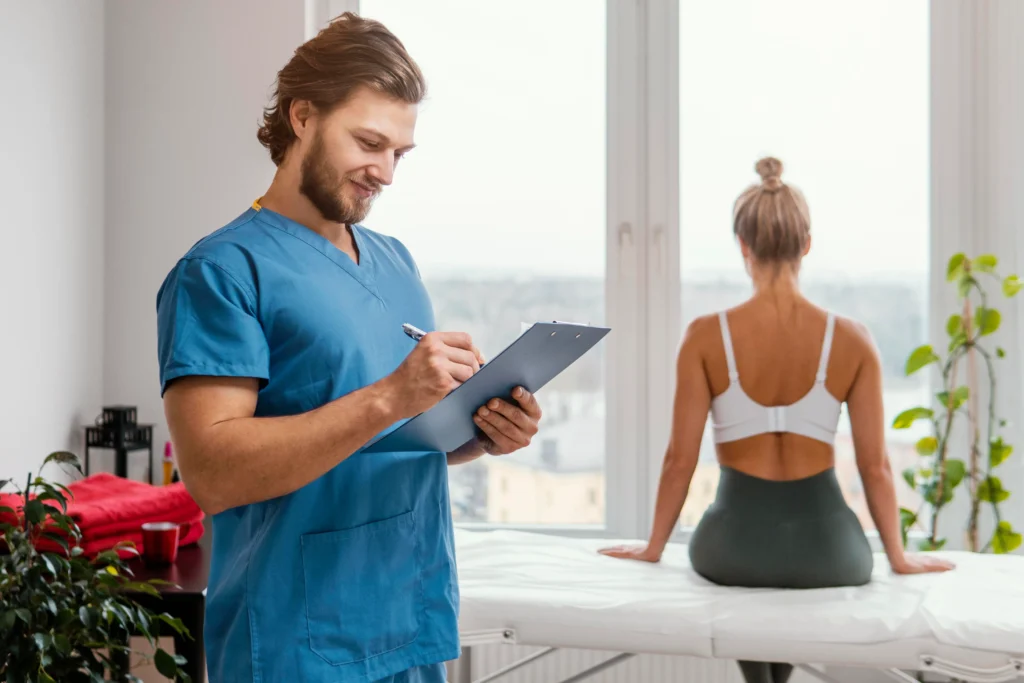 fisioterapeuta haciendo una evaluación