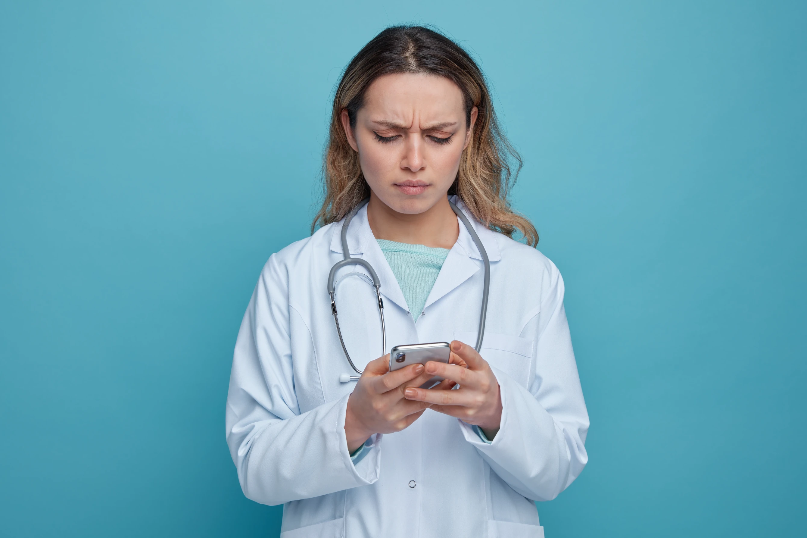 Profesional sanitario enviando un recordatorio de cita por WhatsApp a un paciente
