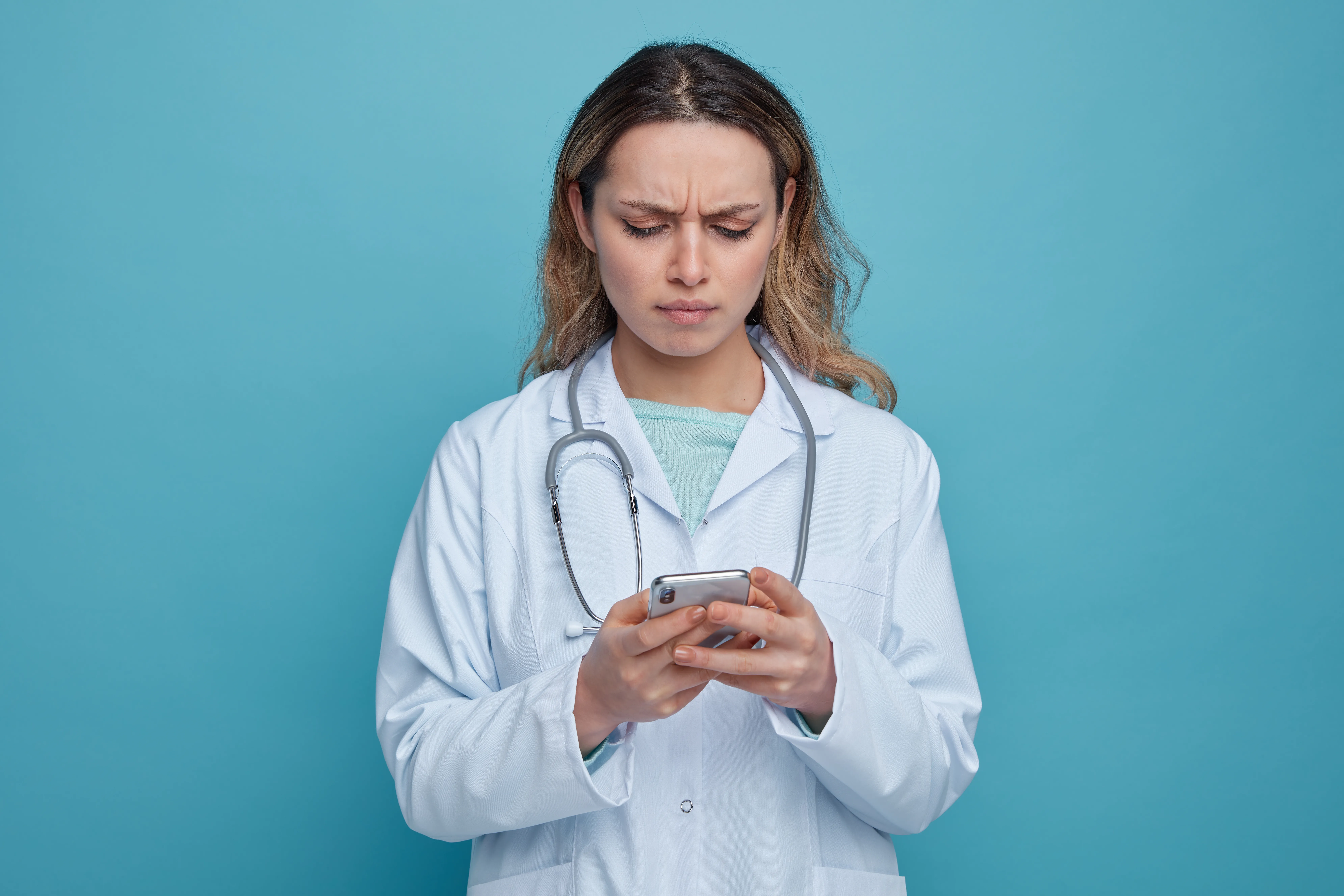 Profesional sanitario enviando un recordatorio de cita por WhatsApp a un paciente