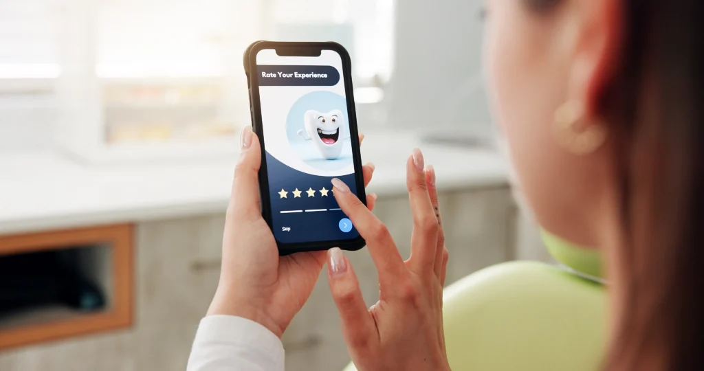 Mujer evaluando experiencia en clínica dental con 5 estrellas.