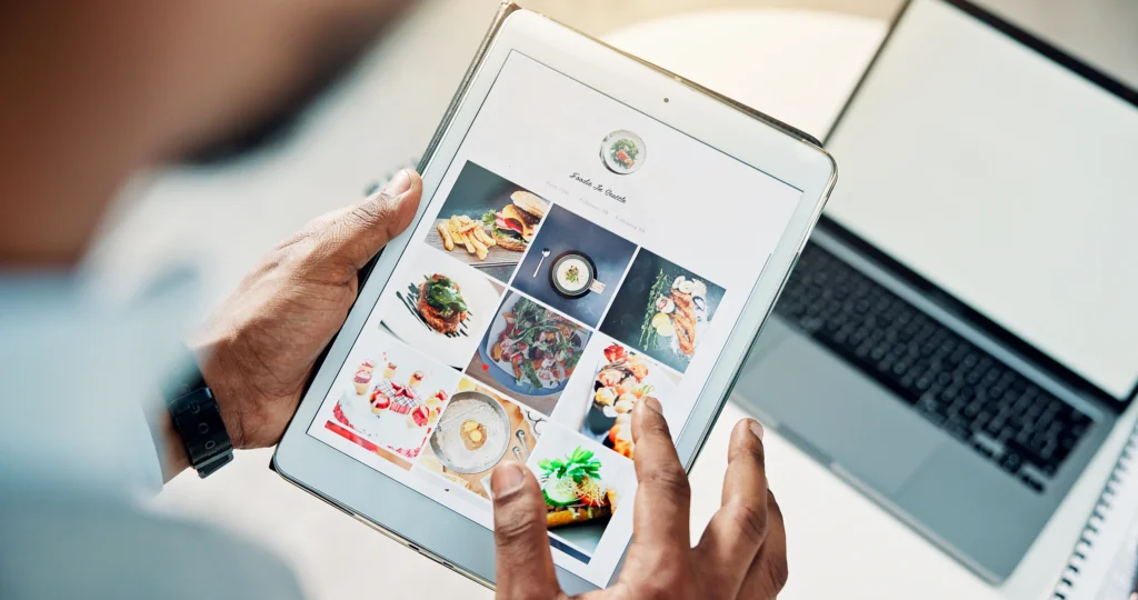 Persona navegando menú de comida en tableta.
