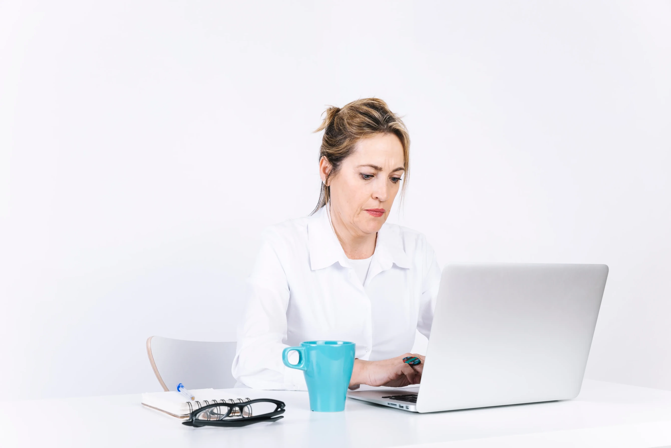 Directora de clínica revisando el proceso de implantación de un nuevo software médico en su consulta.