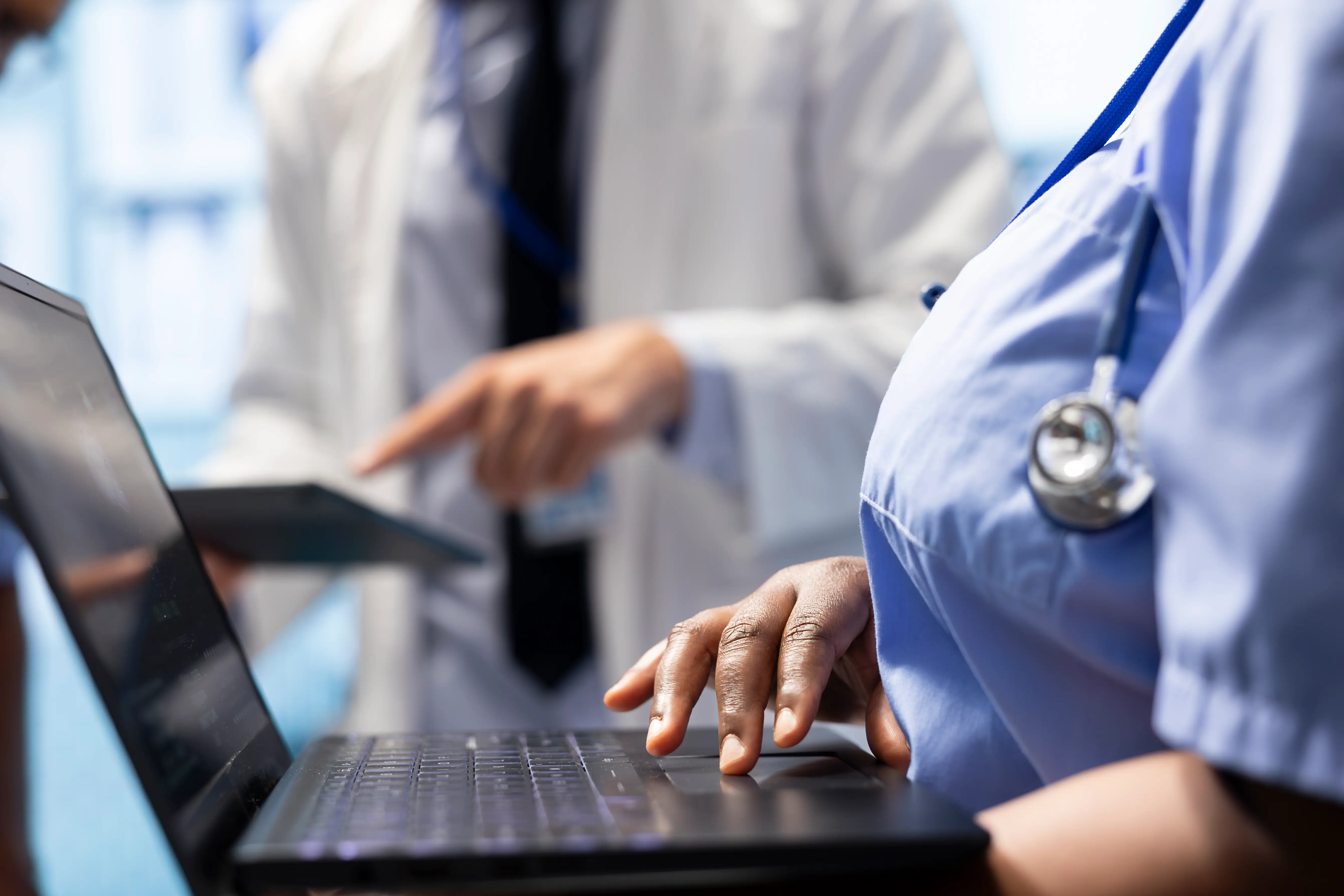 Comparativa entre software de gestión clínica y ERP genérico para profesionales sanitarios en España