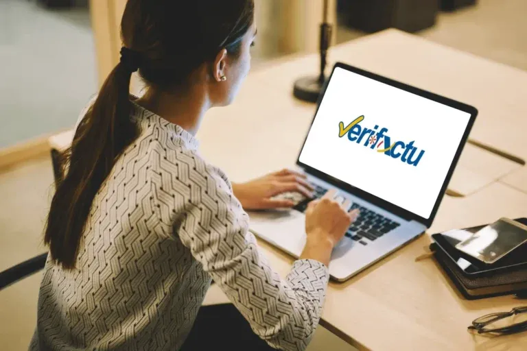 Psicóloga revisando la facturación de su consulta en un software adaptado a Verifactu
