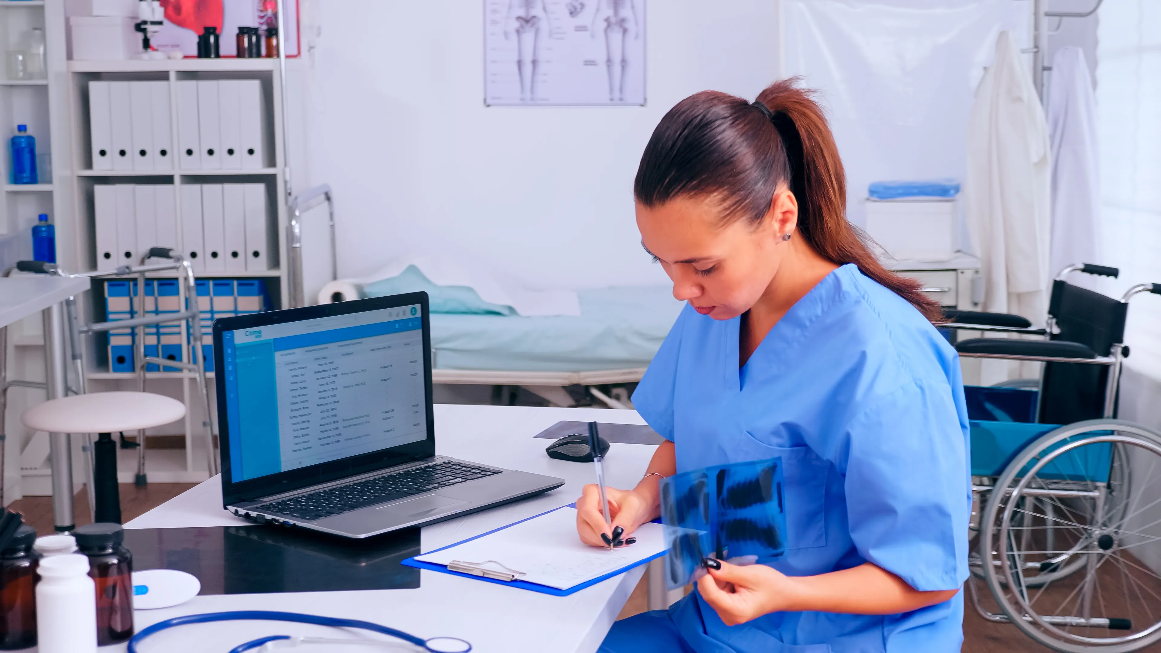 software para fisioterapeutas en pantalla de ordenador en clínica de fisioterapia