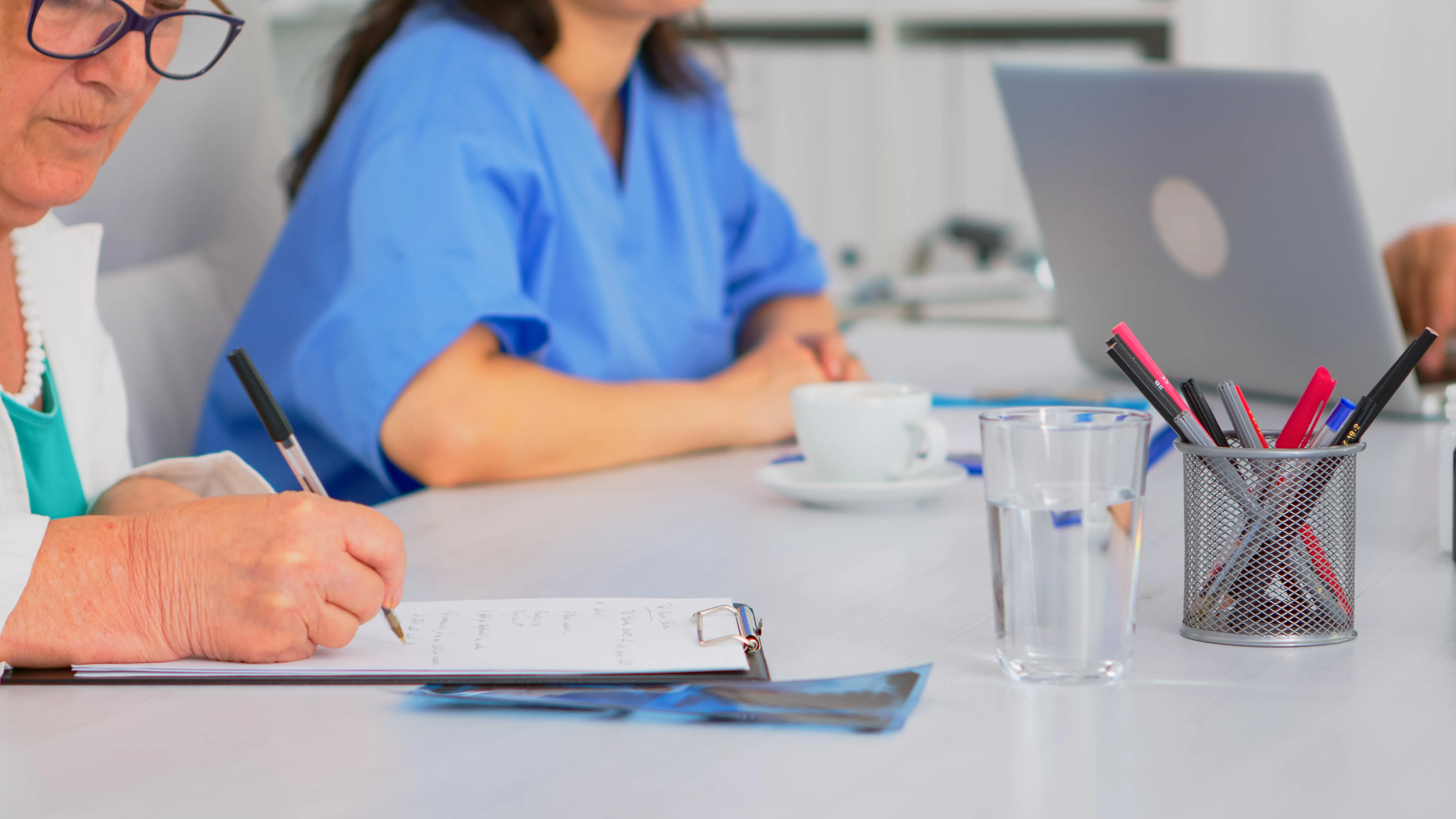 Profesional sanitario revisando su póliza de responsabilidad civil profesional