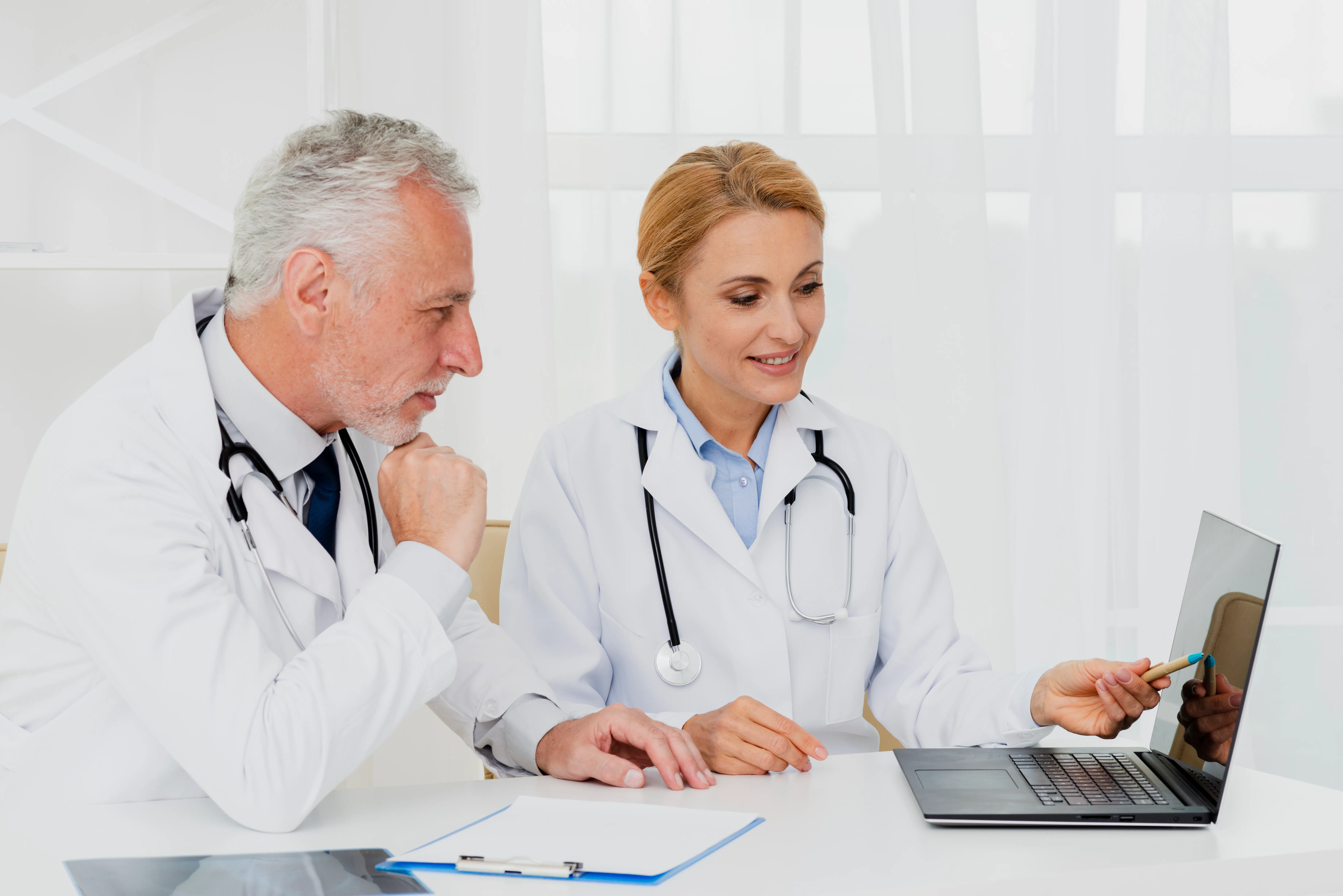 comparativa nubimed vs docfav software gestión clínica multiespecialidad