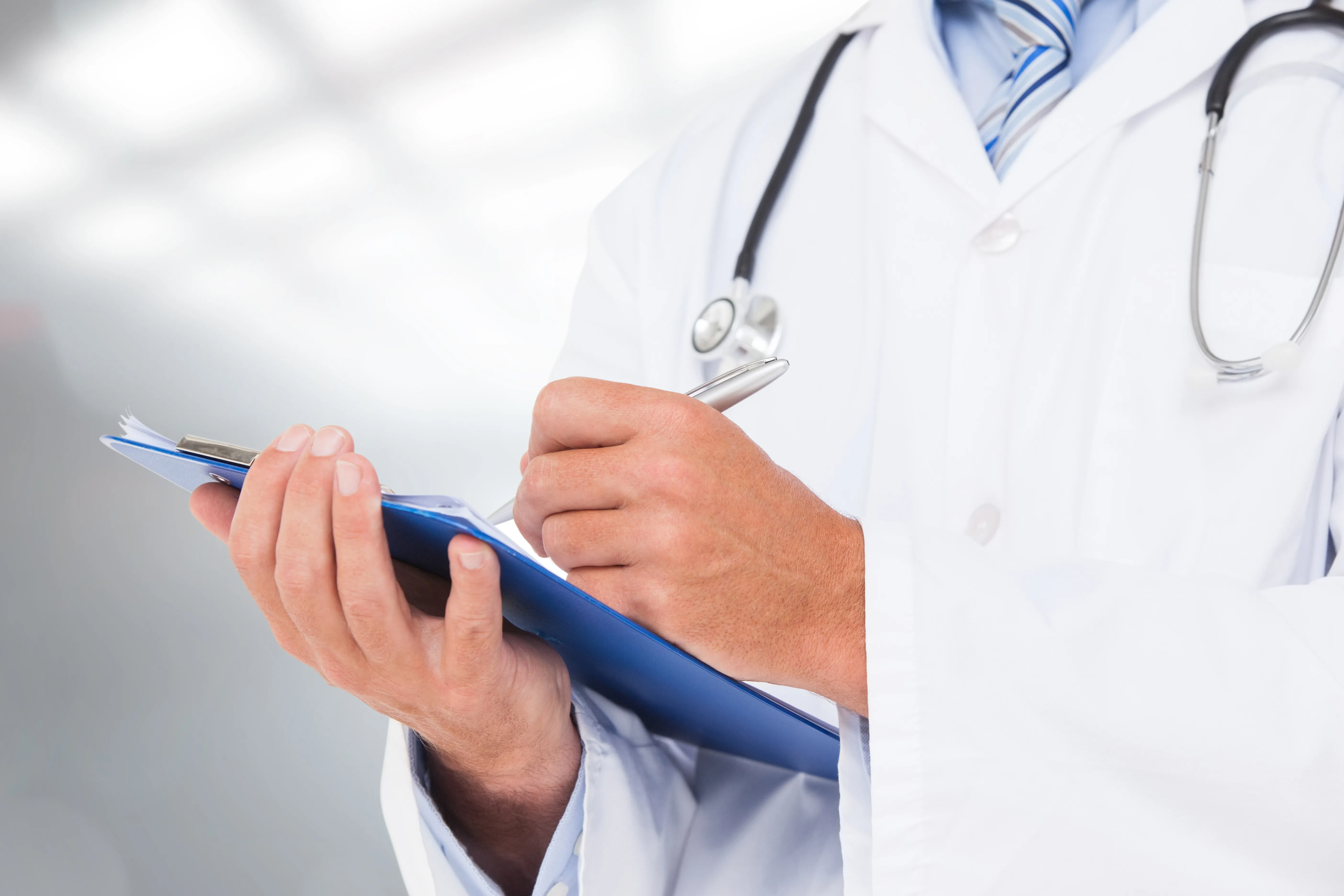 Profesional sanitario revisando un checklist antes de cambiar de software