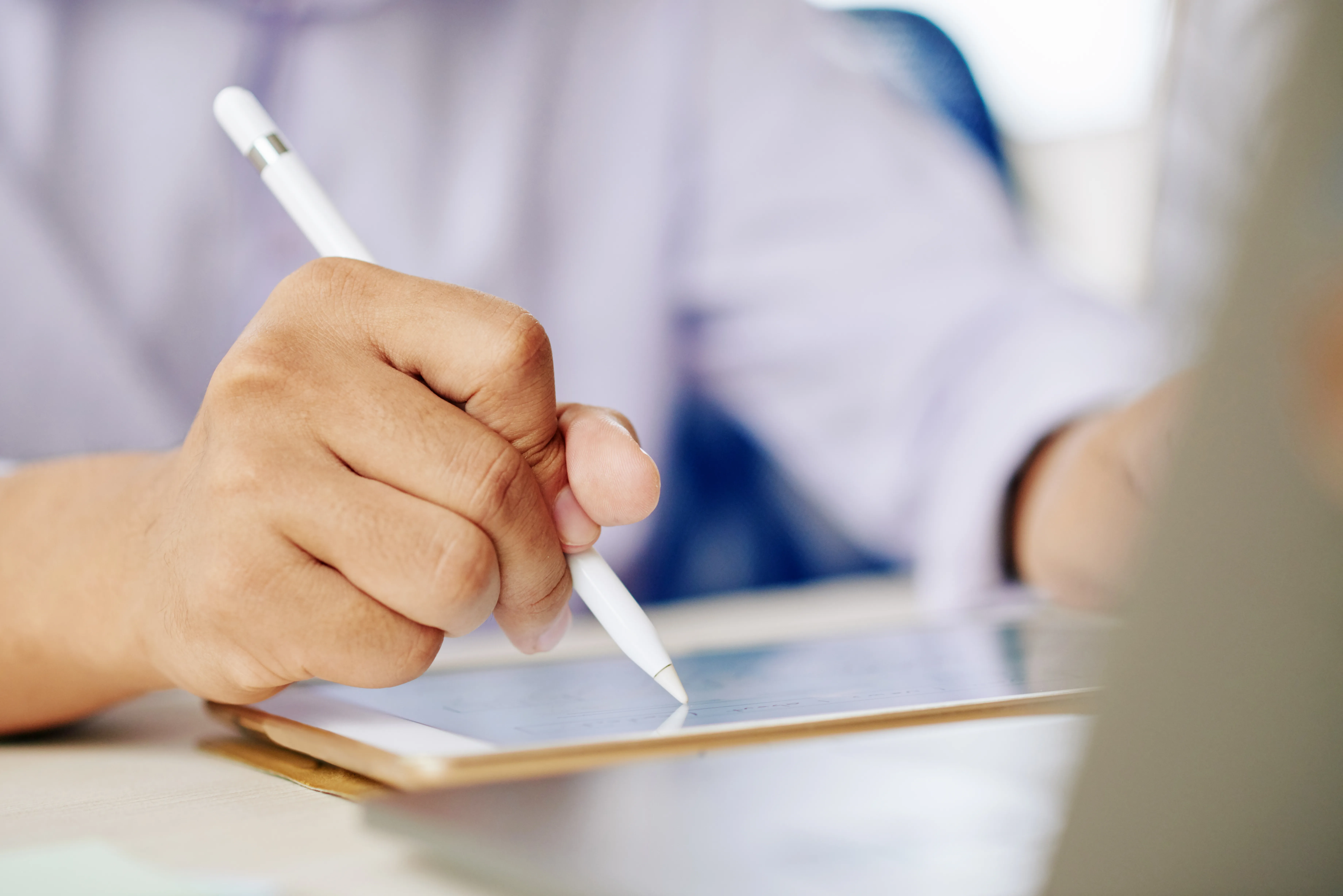 Paciente firmando un documento clínico de forma digital en tablet