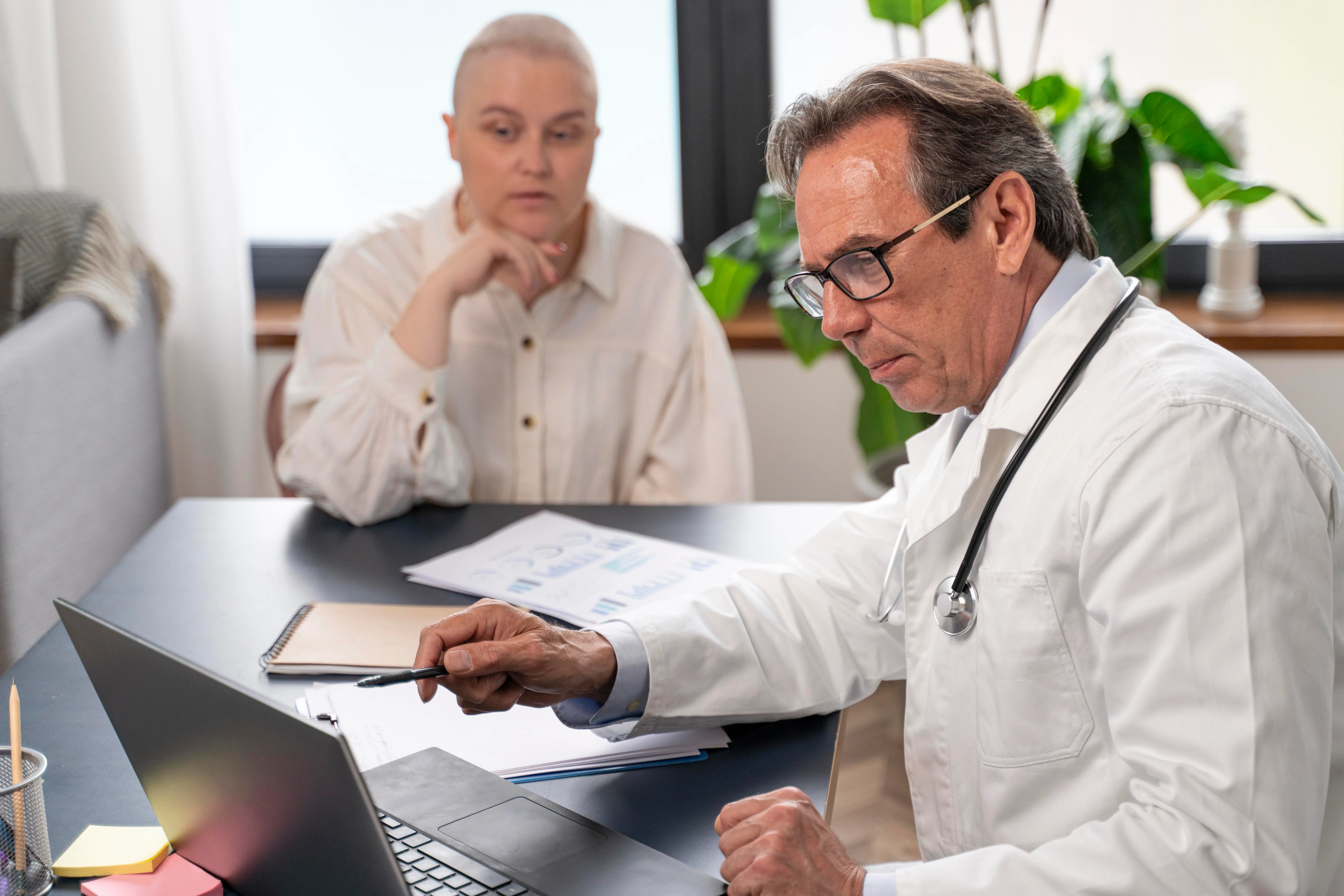 profesional consultando la base de datos de pacientes en su clínica