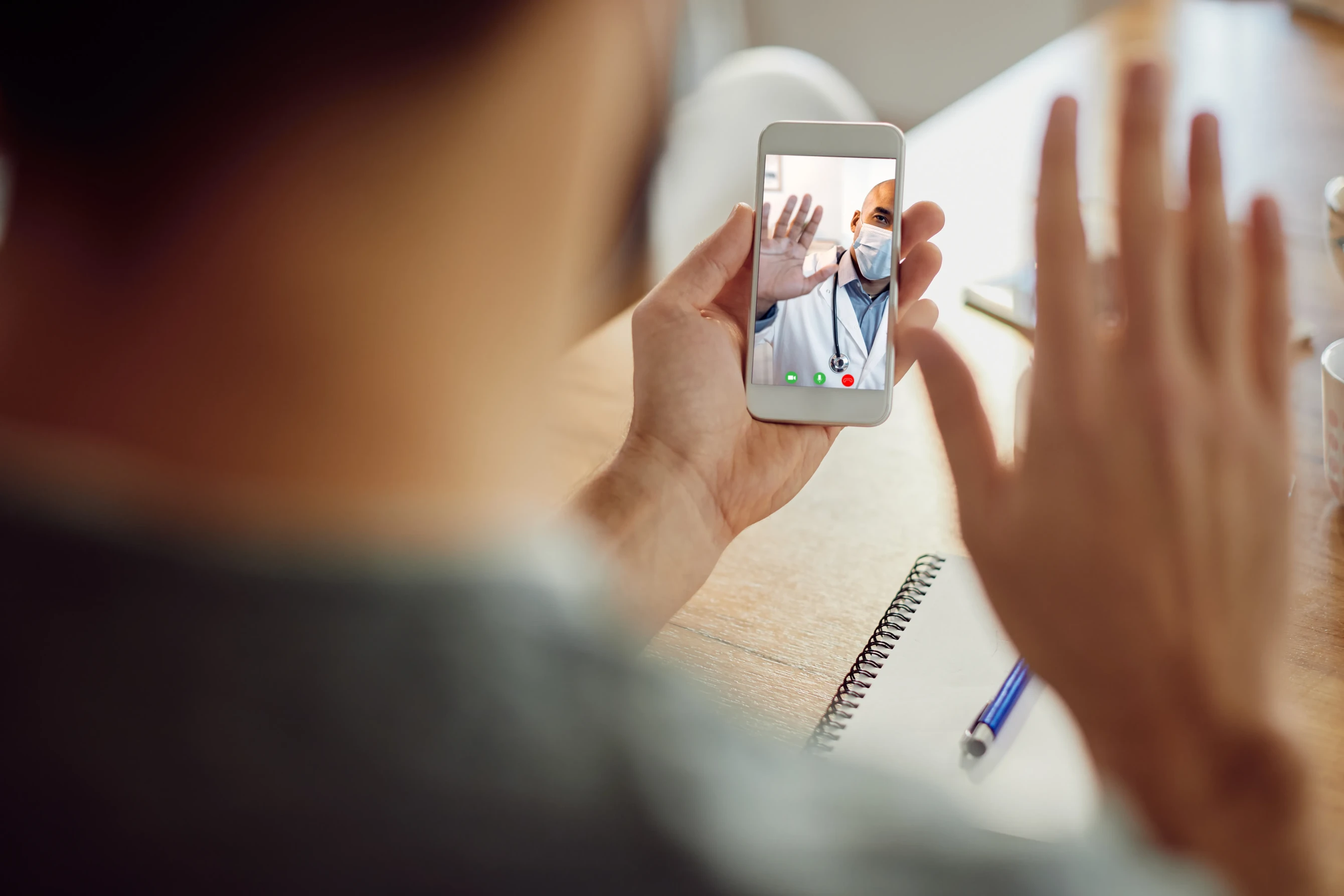 Profesional de la salud atendiendo a un paciente por videoconsulta en Colombia