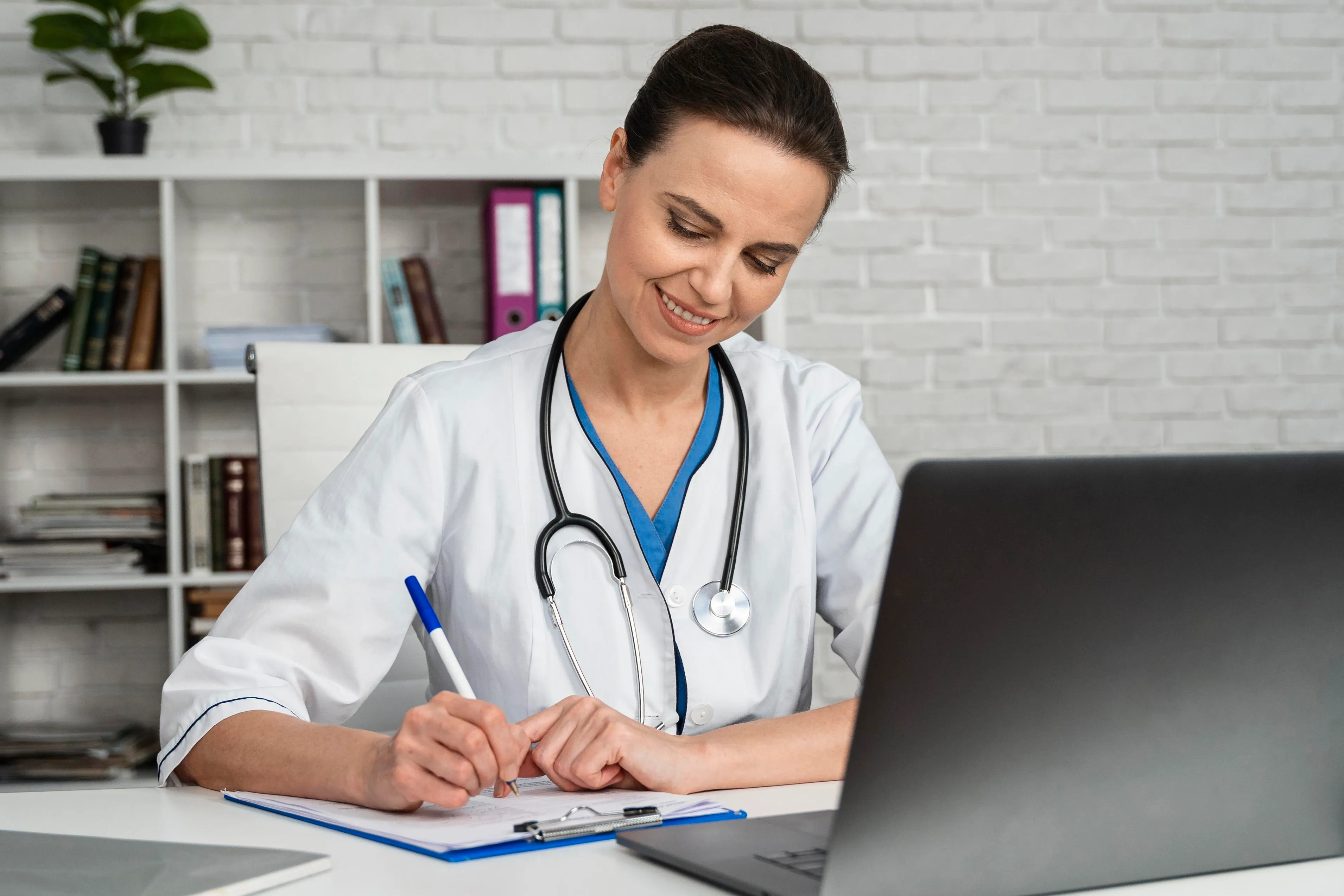 Profesional de la salud revisando el registro de pagos
