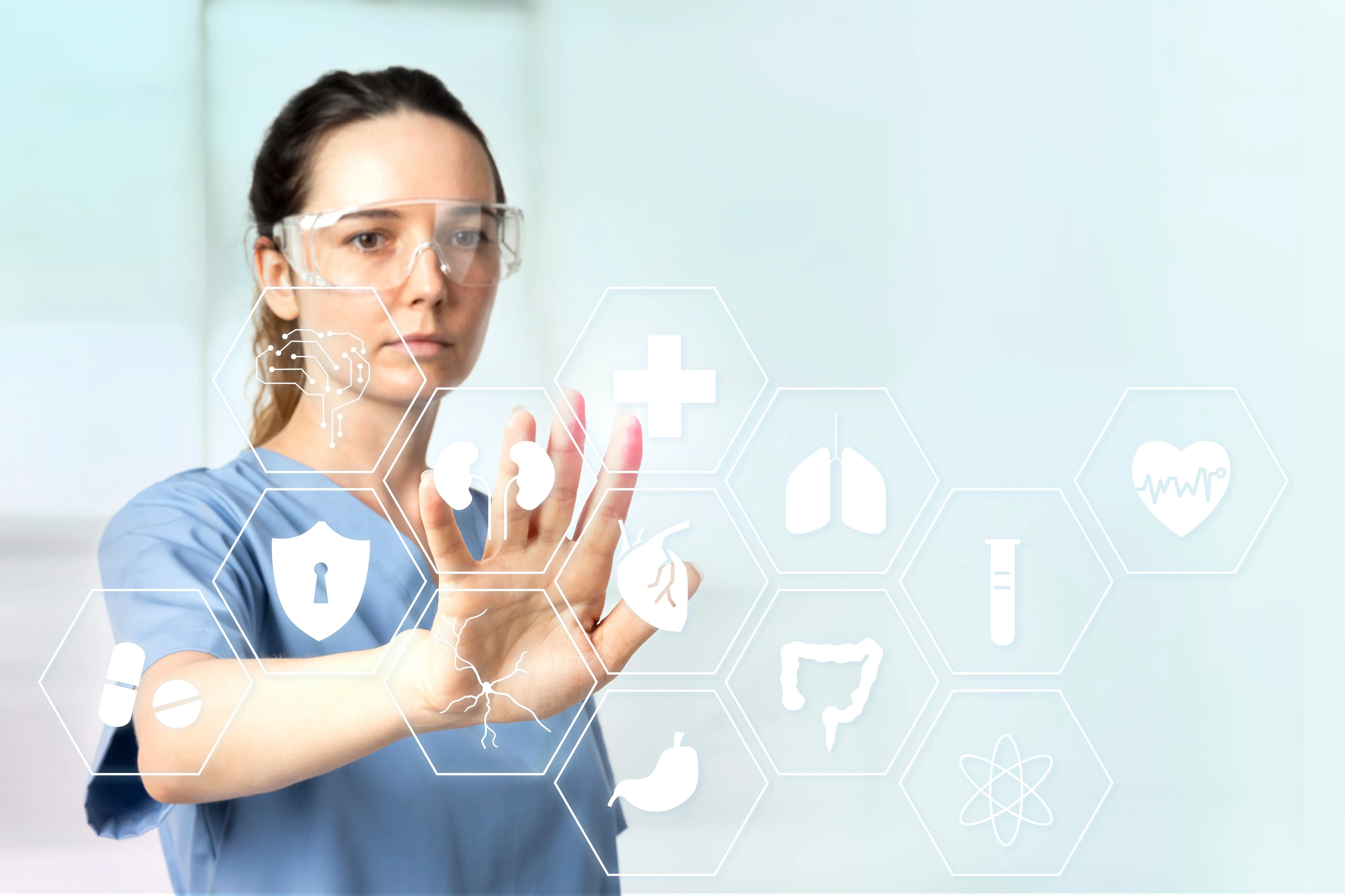 Profesional de la salud revisando una herramienta de inteligencia artificial en su consulta