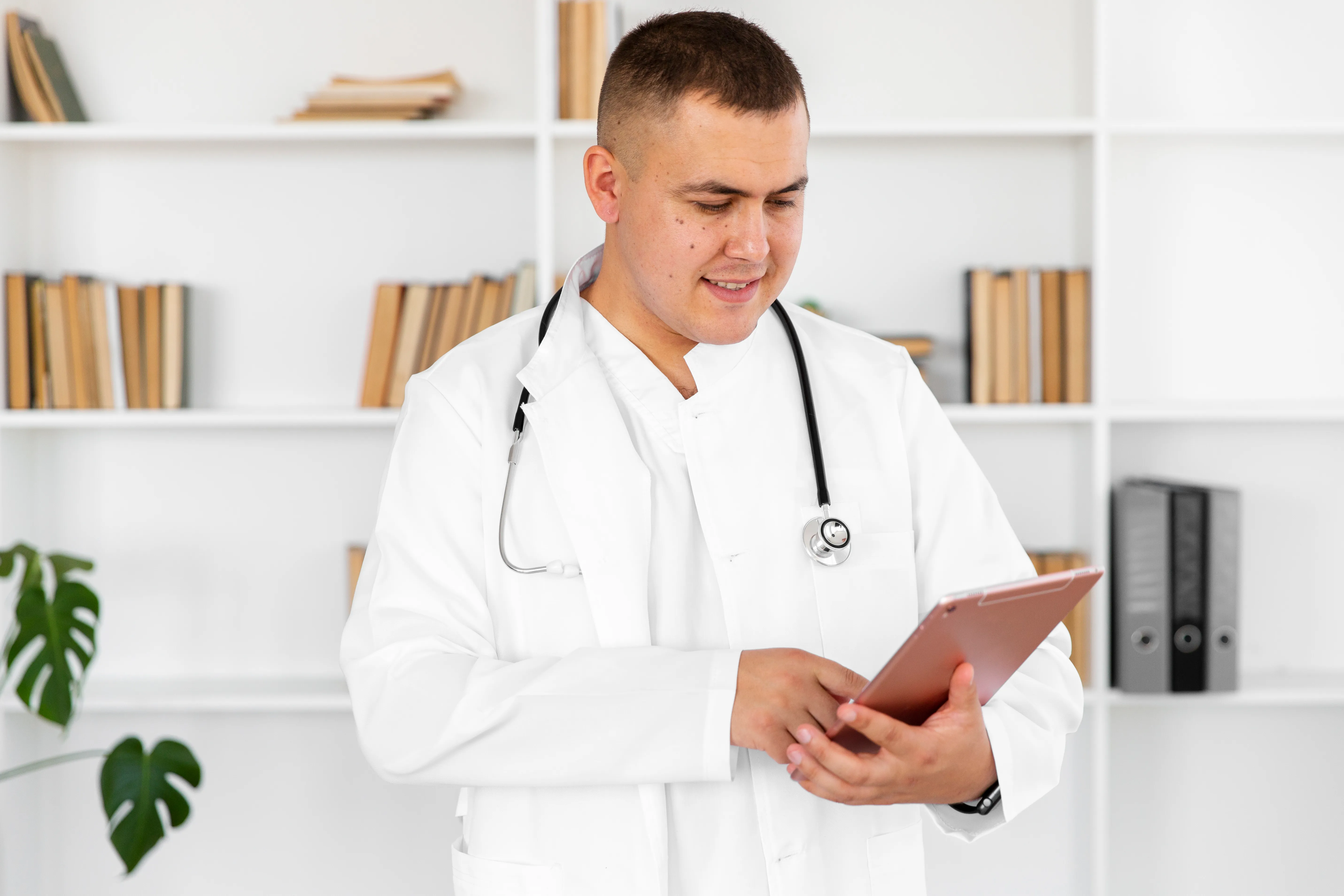 Profesional revisando la agenda de su clínica para identificar ausencias de pacientes