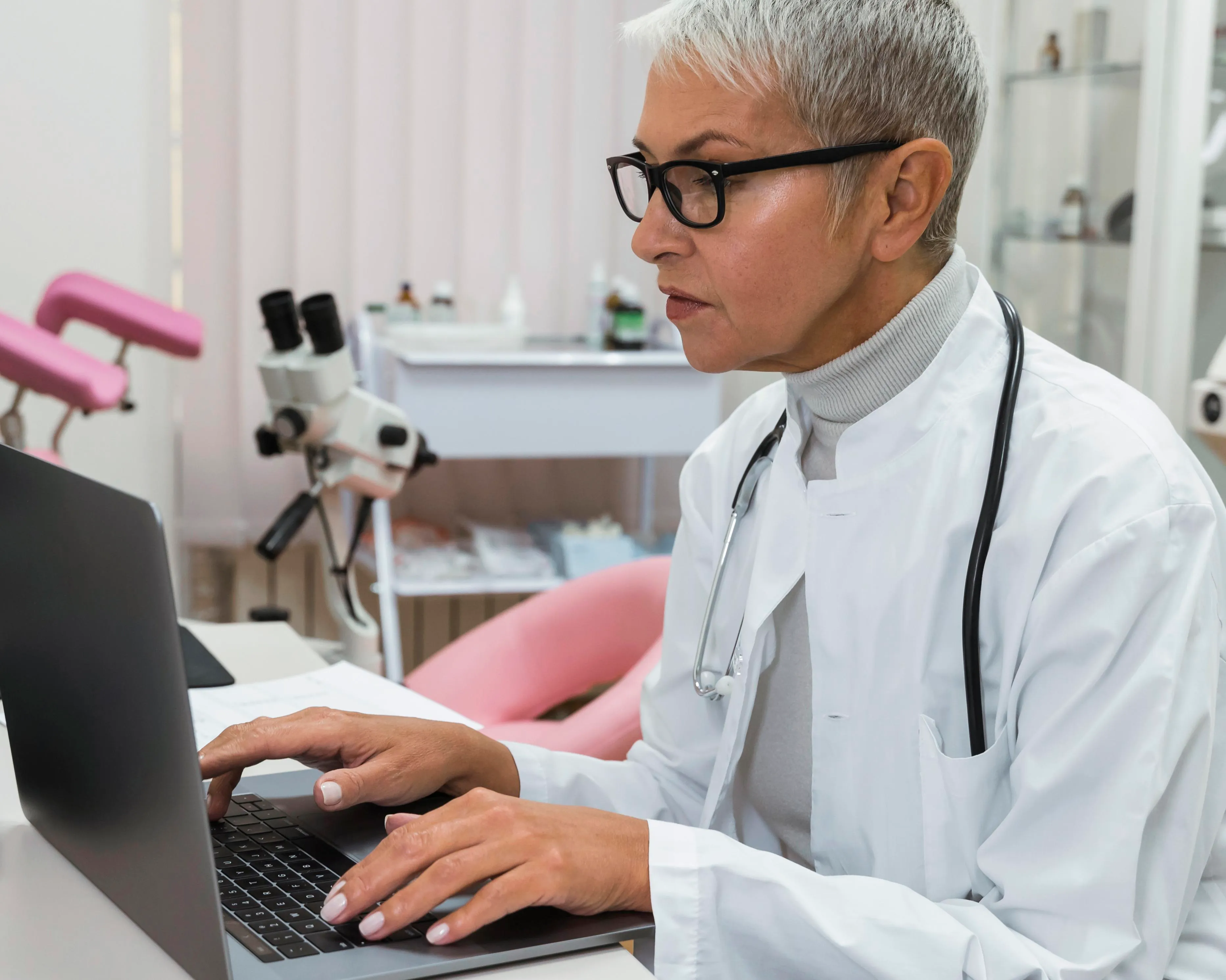 Dermatólogo revisando el registro fotográfico de un paciente en su software de gestión