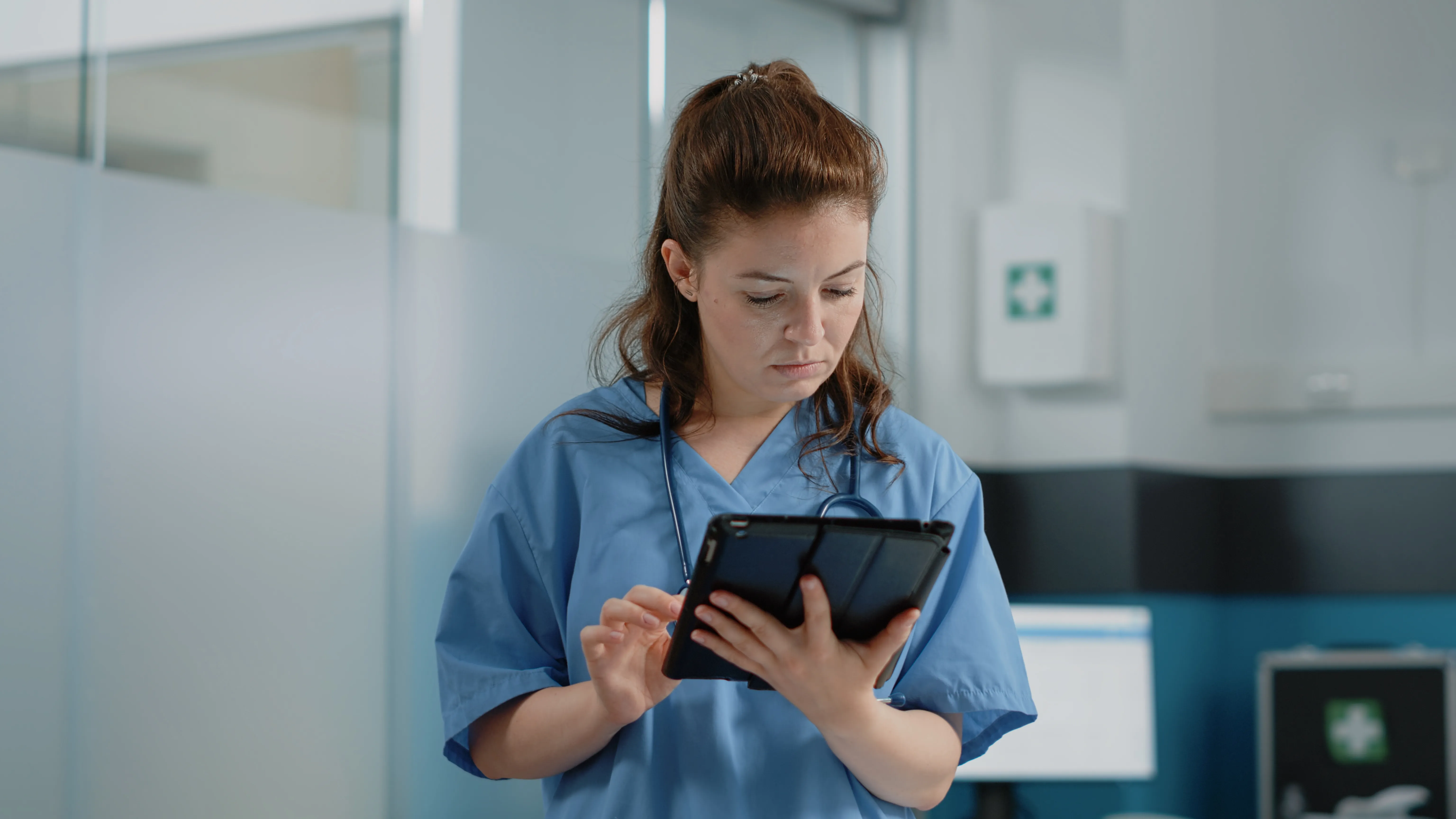 Profesional de la salud gestionando pacientes, turnos e información clínica desde una plataforma digital.