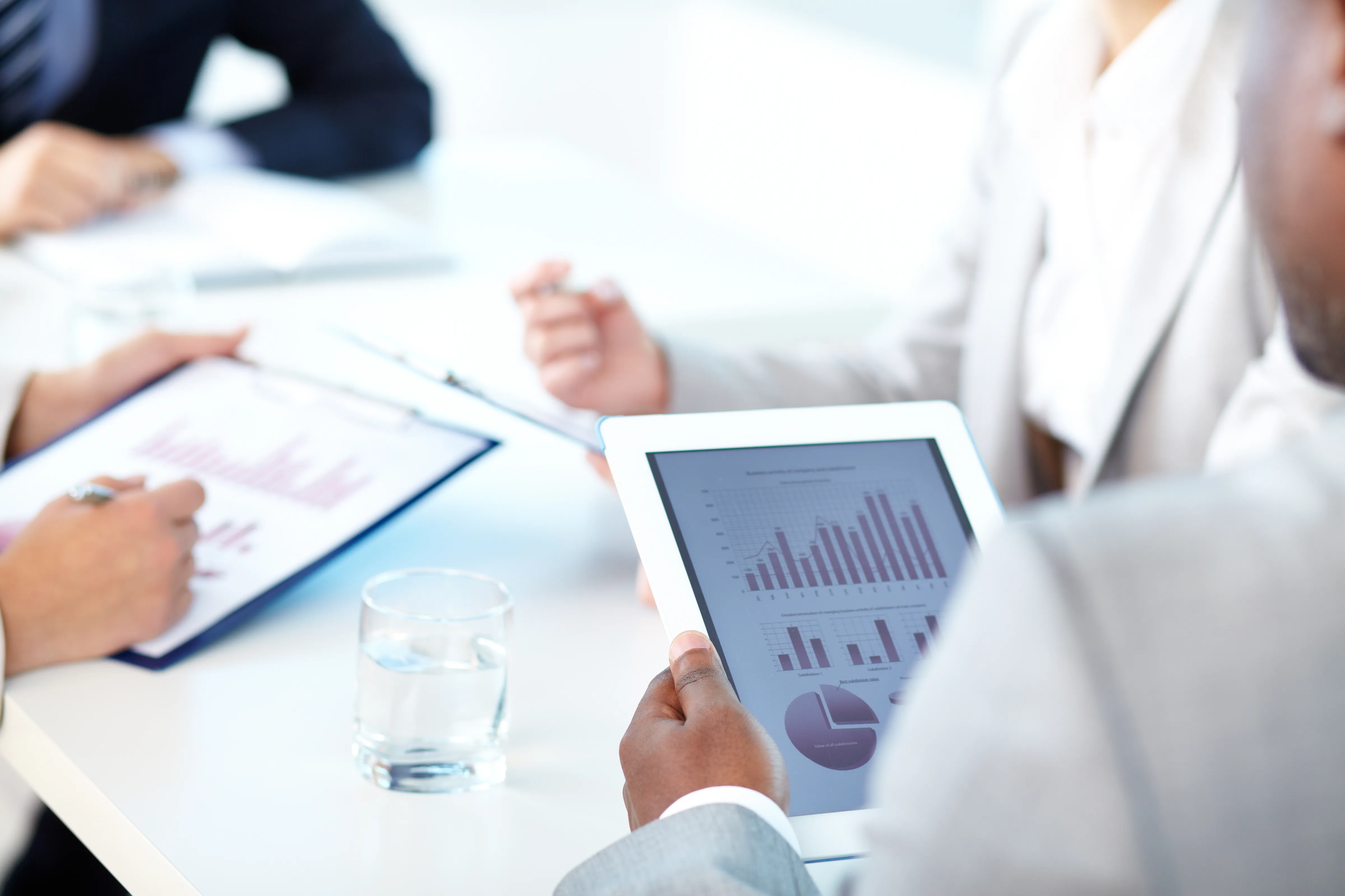Profesional de la salud revisando la estrategia de marketing de su consultorio en una laptop