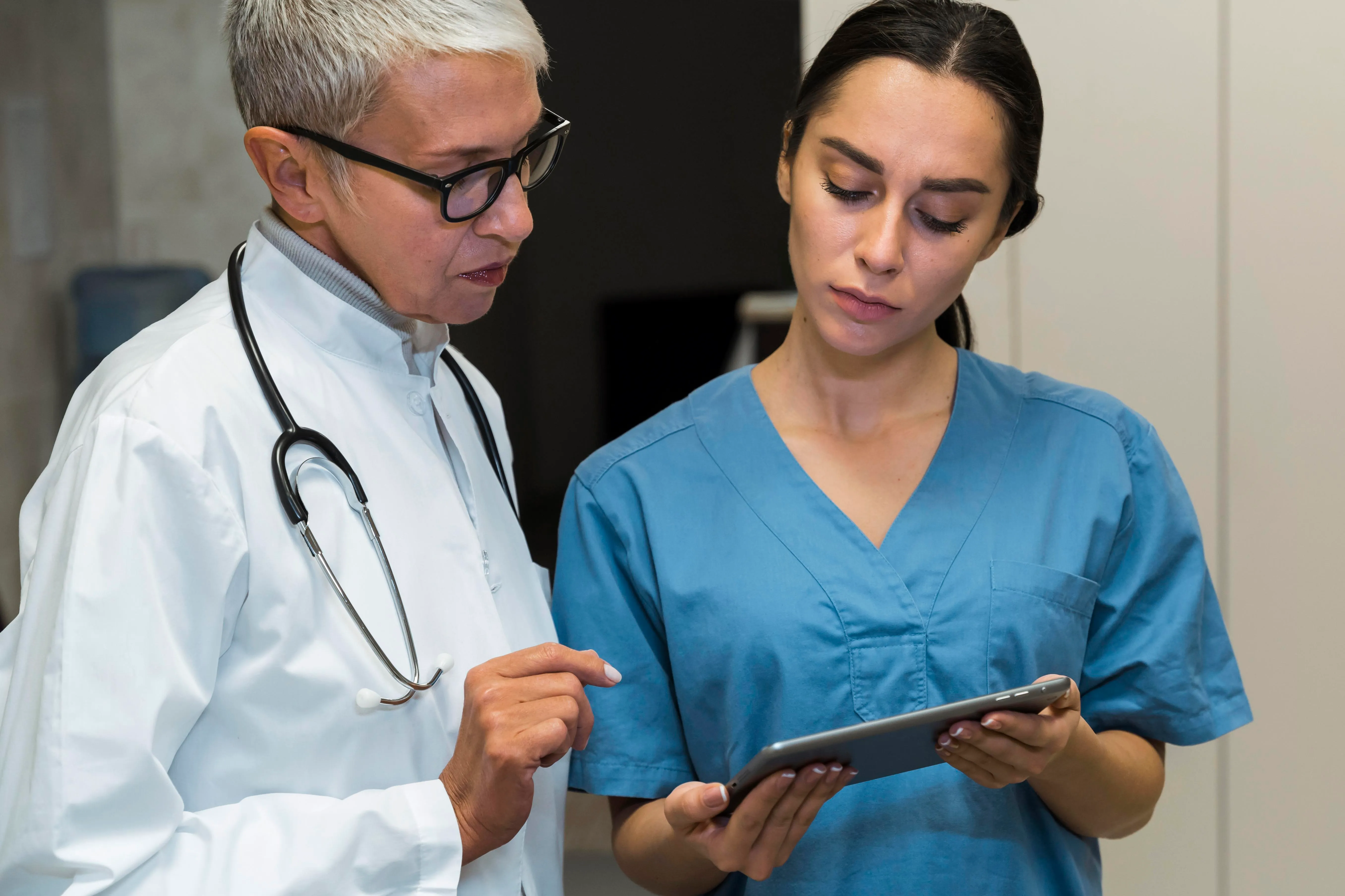 Profesional sanitario registrando una nota de evolución clínica en una historia clínica digital
