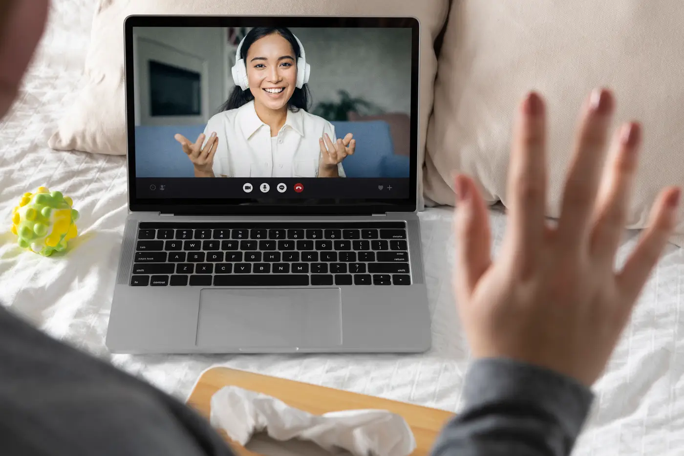Persona en una sesión de terapia psicológica online por videollamada