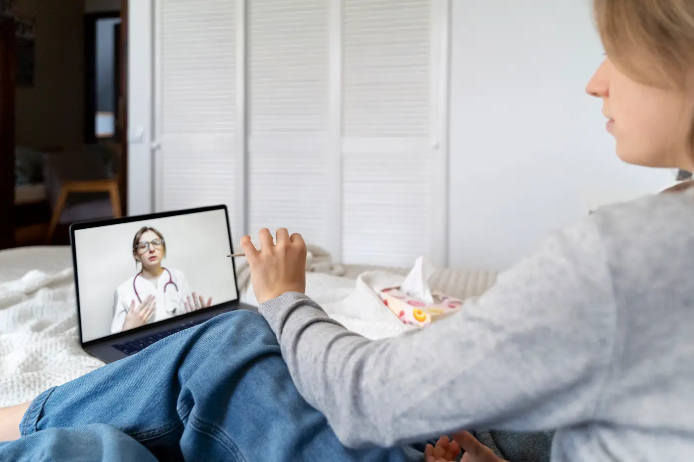 Paciente en una teleconsulta médica por videollamada con su médico